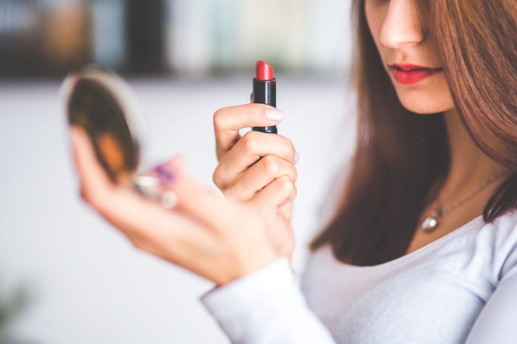 How Makeup Can Be Therapeutic for Women